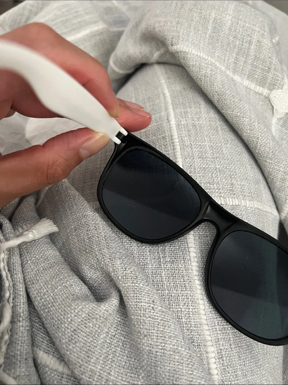 Black and White Plastic Sunglasses - A freebie giveaway from NYC